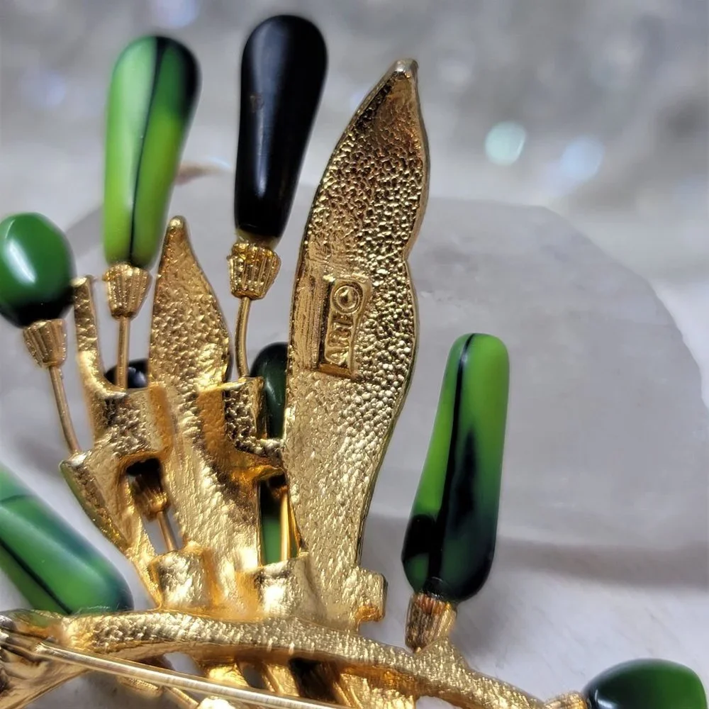 Signed ART Vintage Brooch Pin Green & Goldtone